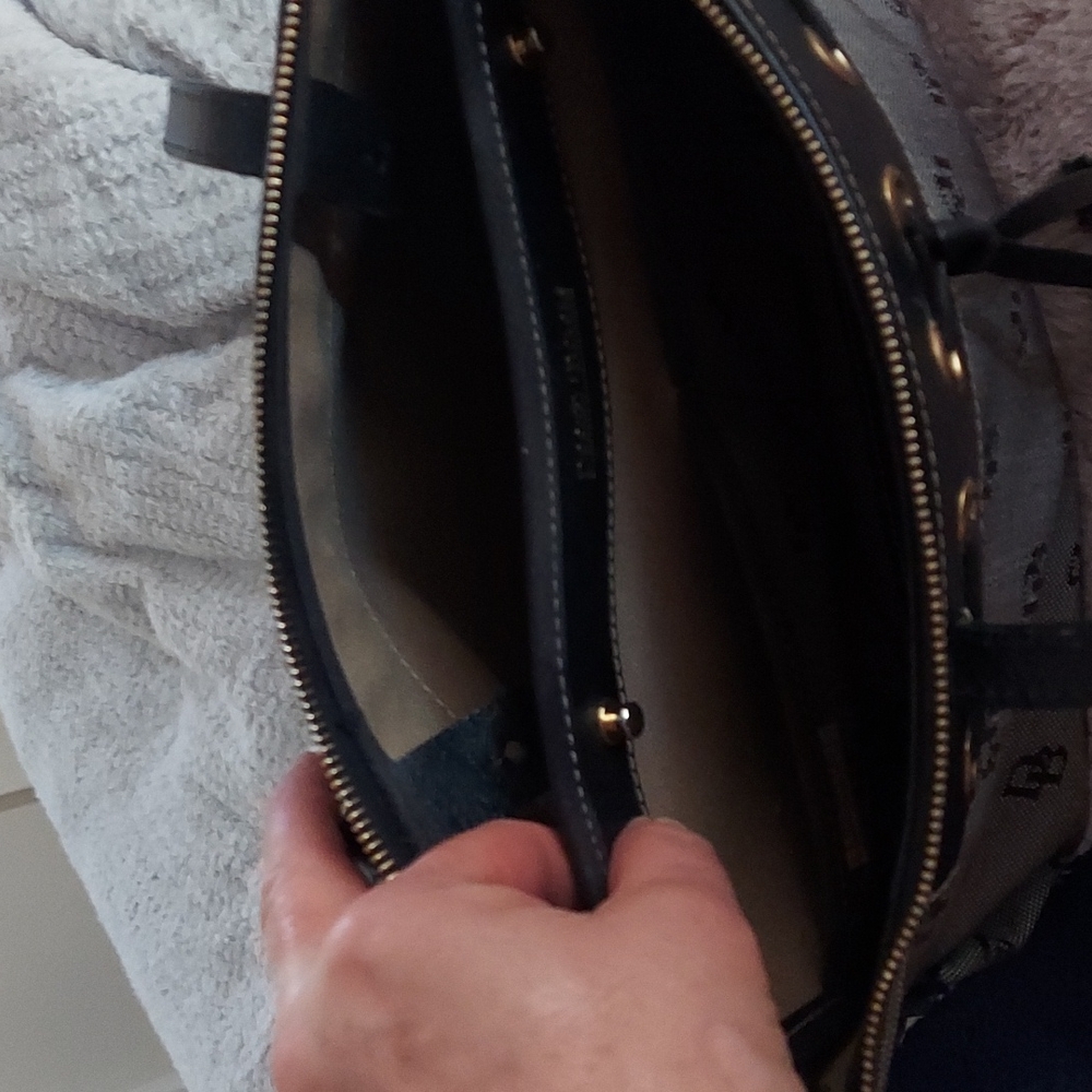 Dooney & Bourke - Picture 7 of 8